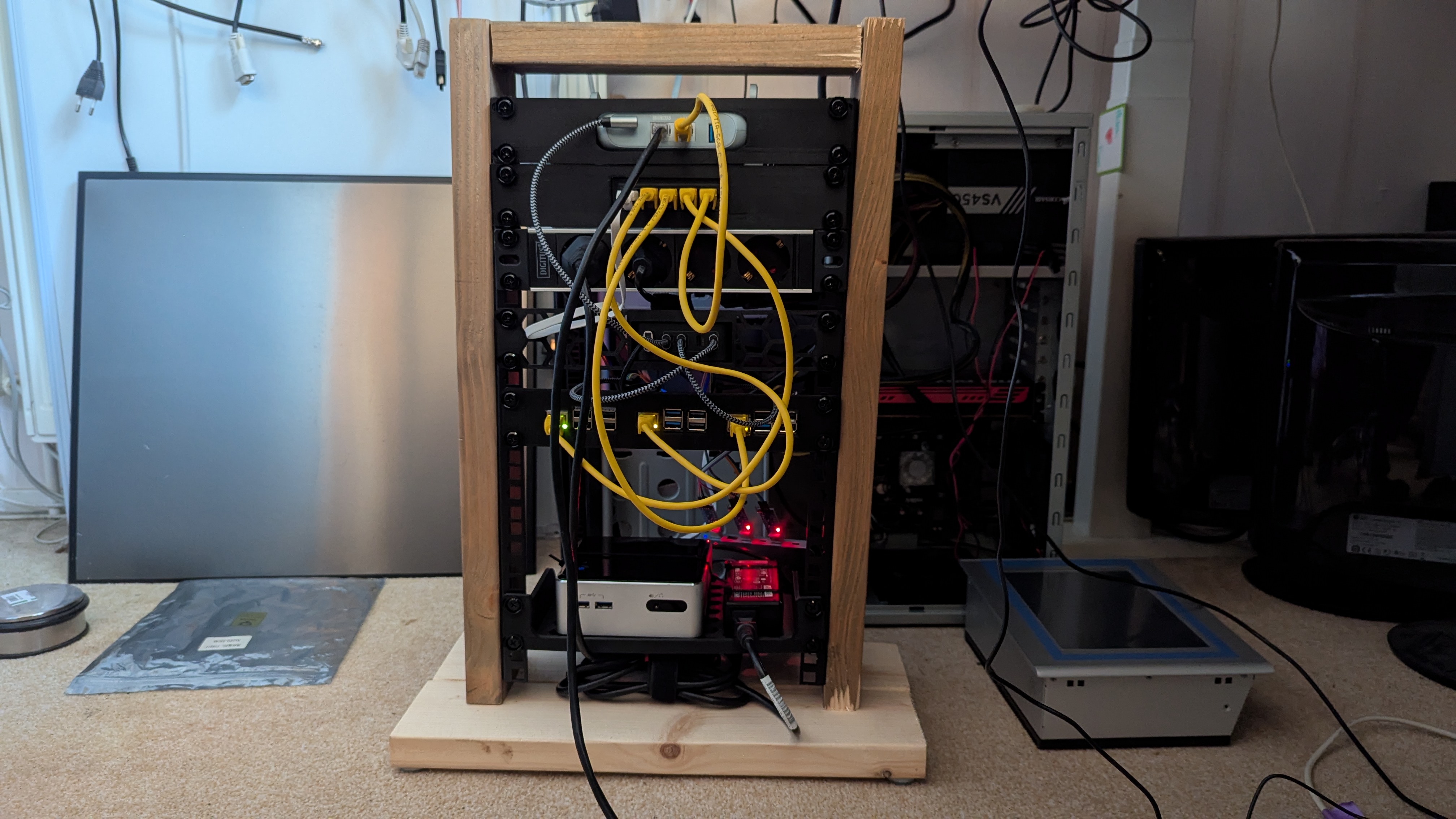 a wooden 10-inch server rack - Photo by [Bas Magré (@Opvolger)](https://opvolger.github.io/)